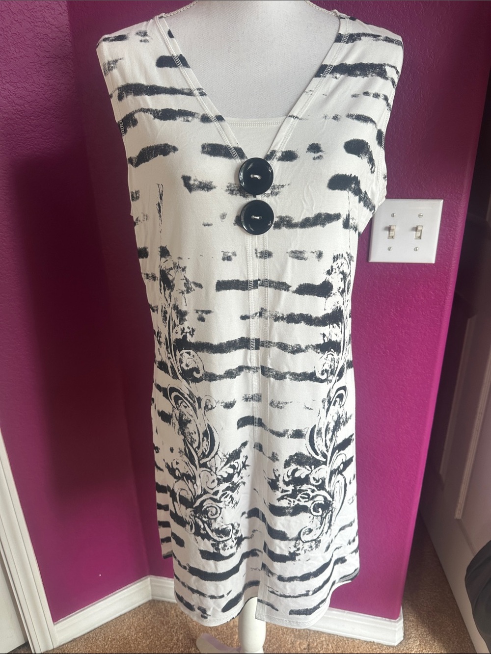 Elana Wang Sleeveless Black and White Print V-Neck Dress
